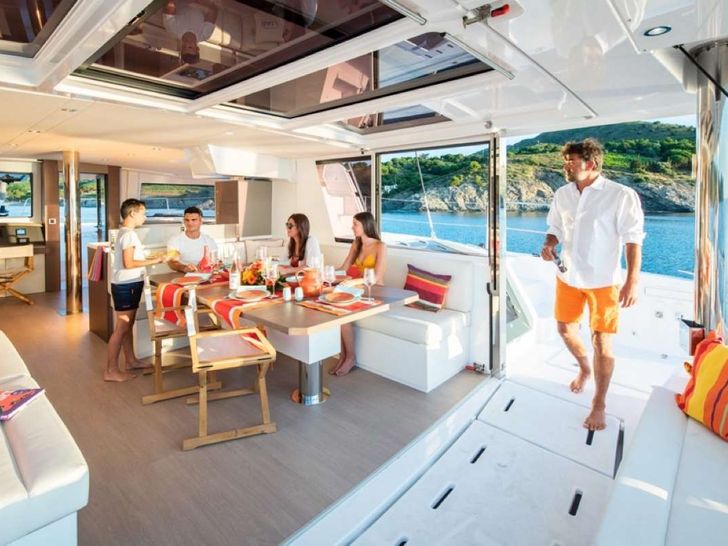 Salon / Cockpit dining area