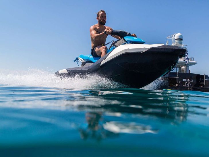 AQUARELLA Devonport 42 - jet ski AQUARELLA Devonport 42 - jet ski