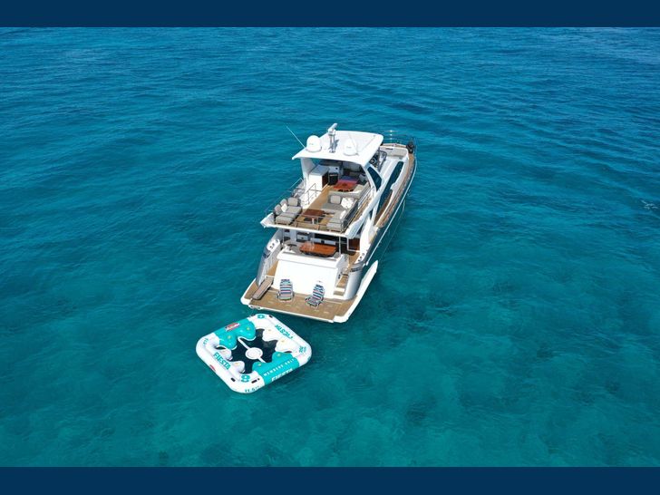 LITQUIDITY - Azimut 68,anchored with floating mat