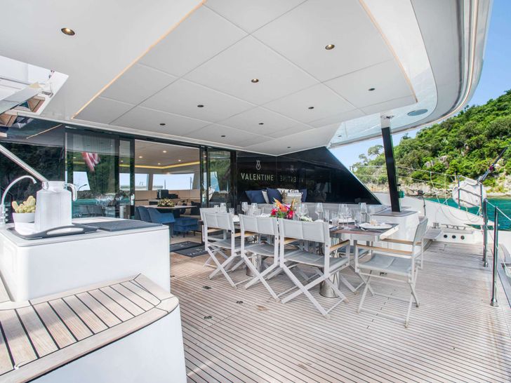 VALENTINE Sunreef 60 - aft deck dining area VALENTINE Sunreef 60 - aft deck dining area