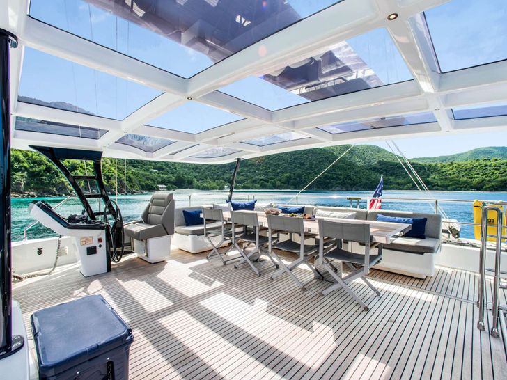 VALENTINE Sunreef 60 - flybridge seating and dining area VALENTINE Sunreef 60 - flybridge seating and dining area