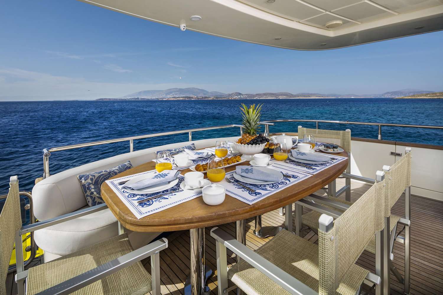 GORGEOUS Canados 72 - aft deck alfresco dining area