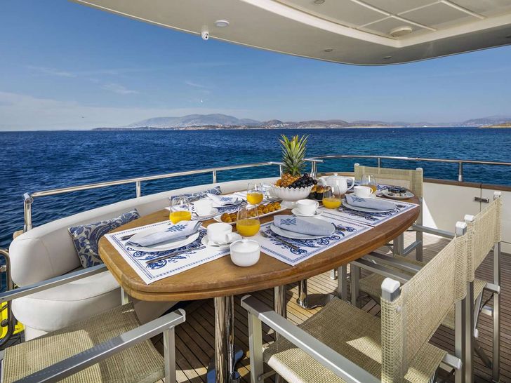 GORGEOUS Canados 72 - aft deck alfresco dining area GORGEOUS Canados 72 - aft deck alfresco dining area
