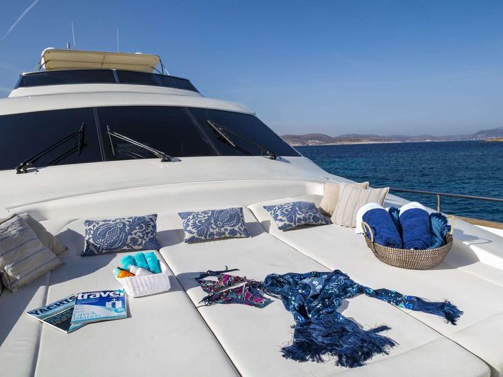 GORGEOUS Canados 72 - foredeck sunbathing area GORGEOUS Canados 72 - foredeck sunbathing area