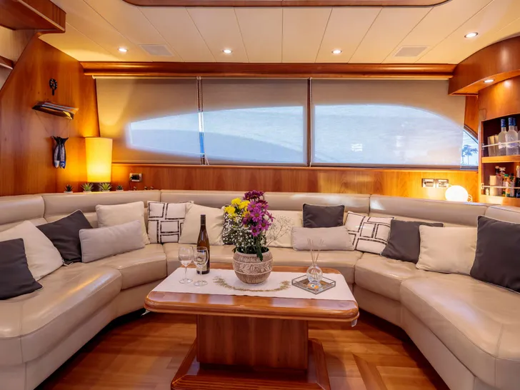 GORGEOUS Canados 72 - saloon lounge GORGEOUS Canados 72 - saloon lounge