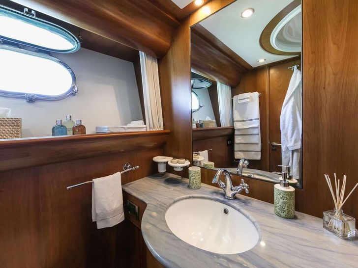GORGEOUS Canados 72 - master cabin bathroom GORGEOUS Canados 72 - master cabin bathroom