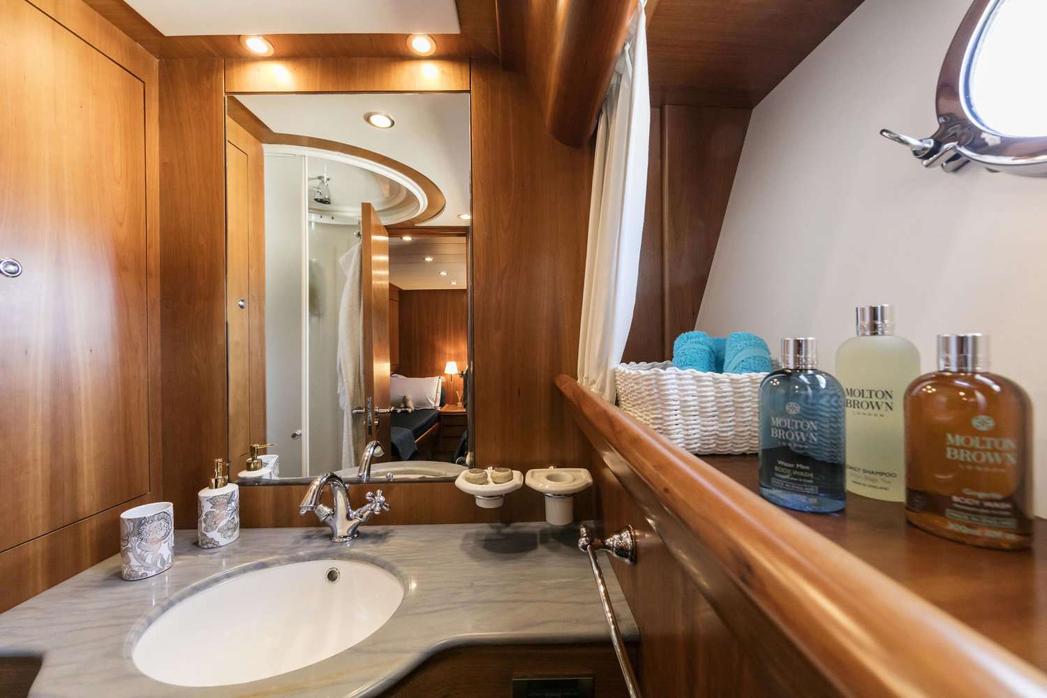 GORGEOUS Canados 72 - twin cabin bathroom