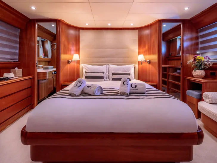 GORGEOUS Canados 72 - master cabin GORGEOUS Canados 72 - master cabin