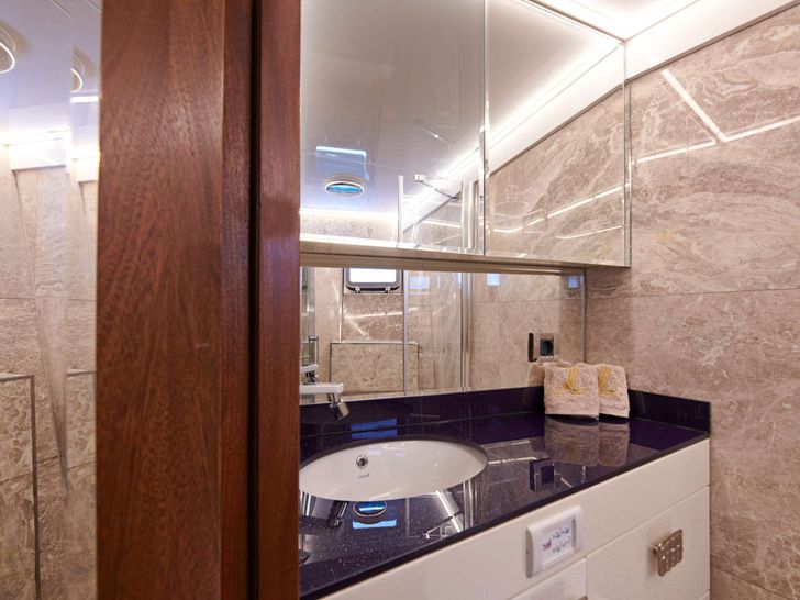 WIDE LIBERTY - twin cabin bathroom