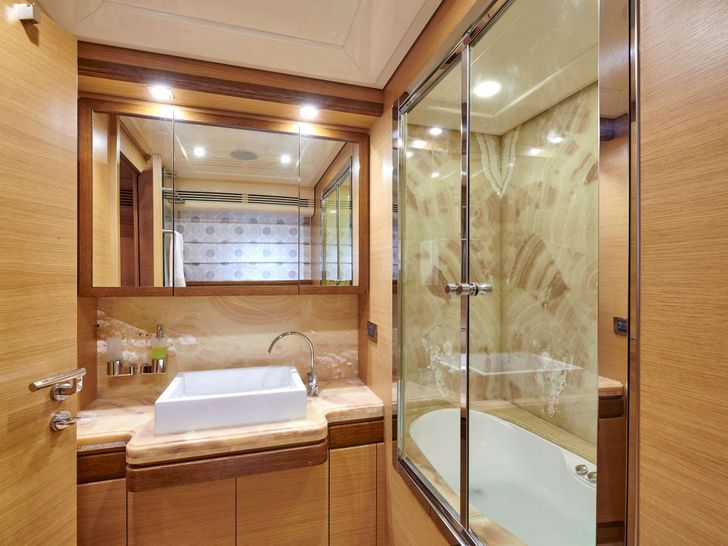 SEVEN S Ferretti Yacht Ensuite