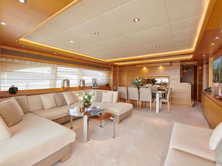 SEVEN S Ferretti Yacht Lounge