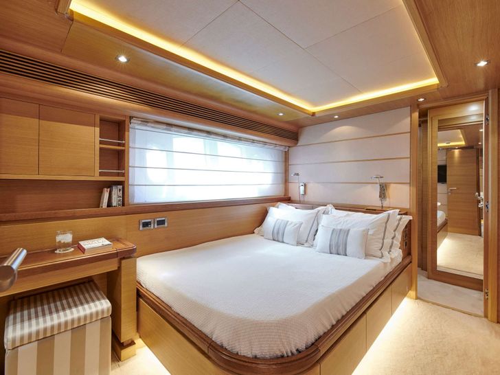 SEVEN S Ferretti Yacht VIP Queen