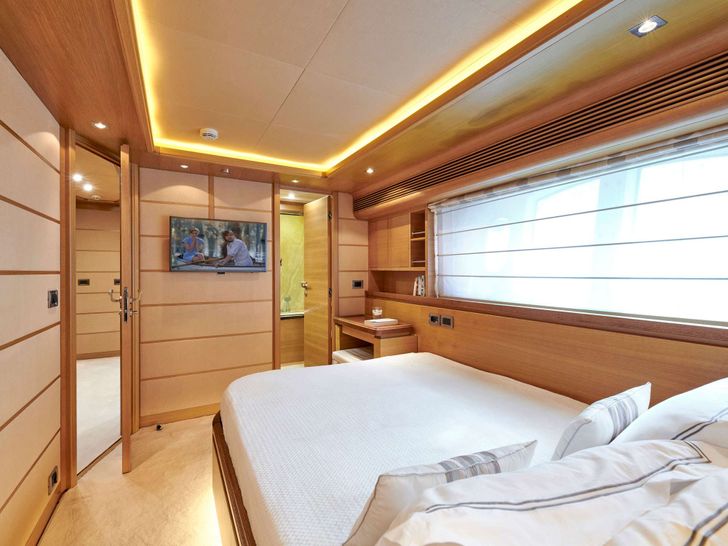 SEVEN S Ferretti Yacht VIP Cabin