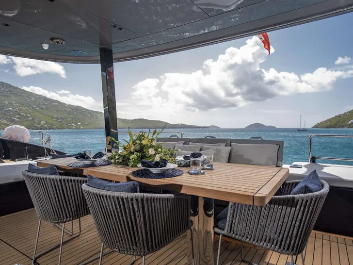 RELENTLESS II 80 Sunreef 80 - alfresco dining RELENTLESS II 80 Sunreef 80 - alfresco dining