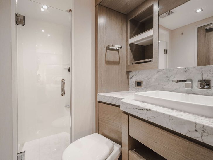 BELLA SKY - HATTERAS 75 Starboard En Suite with Shower BELLA SKY - HATTERAS 75 Starboard En Suite with Shower
