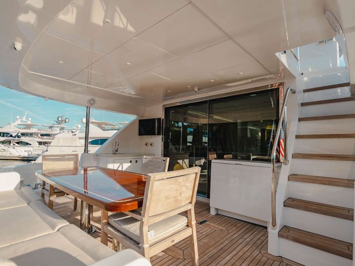 BELLA SKY - HATTERAS 75 Aft Deck BELLA SKY - HATTERAS 75 Aft Deck