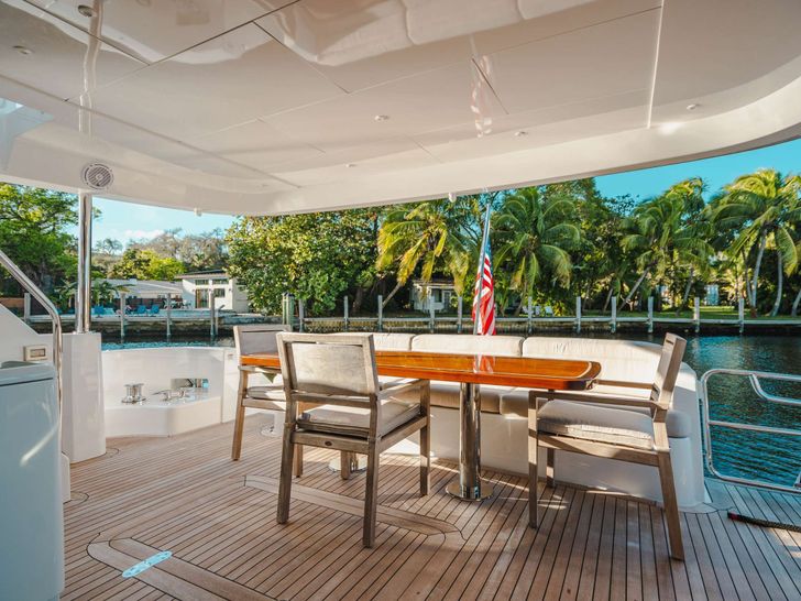 BELLA SKY - HATTERAS 75 Aft Deck BELLA SKY - HATTERAS 75 Aft Deck