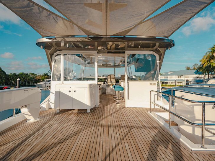 BELLA SKY - HATTERAS 75 Flybridge Looking Forward BELLA SKY - HATTERAS 75 Flybridge Looking Forward