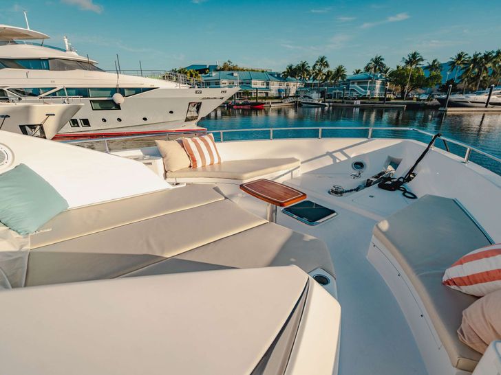 BELLA SKY - HATTERAS 75 Bow Seating BELLA SKY - HATTERAS 75 Bow Seating