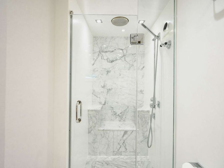 BELLA SKY - HATTERAS 75 Master En Suite with Shower BELLA SKY - HATTERAS 75 Master En Suite with Shower