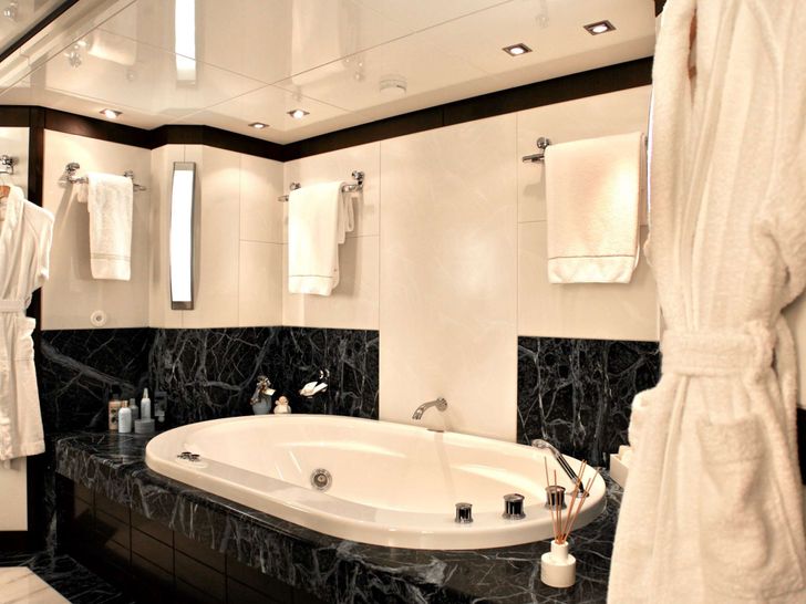 ALALYA ISA 47m - master cabin bathroom ALALYA ISA 47m - master cabin bathroom