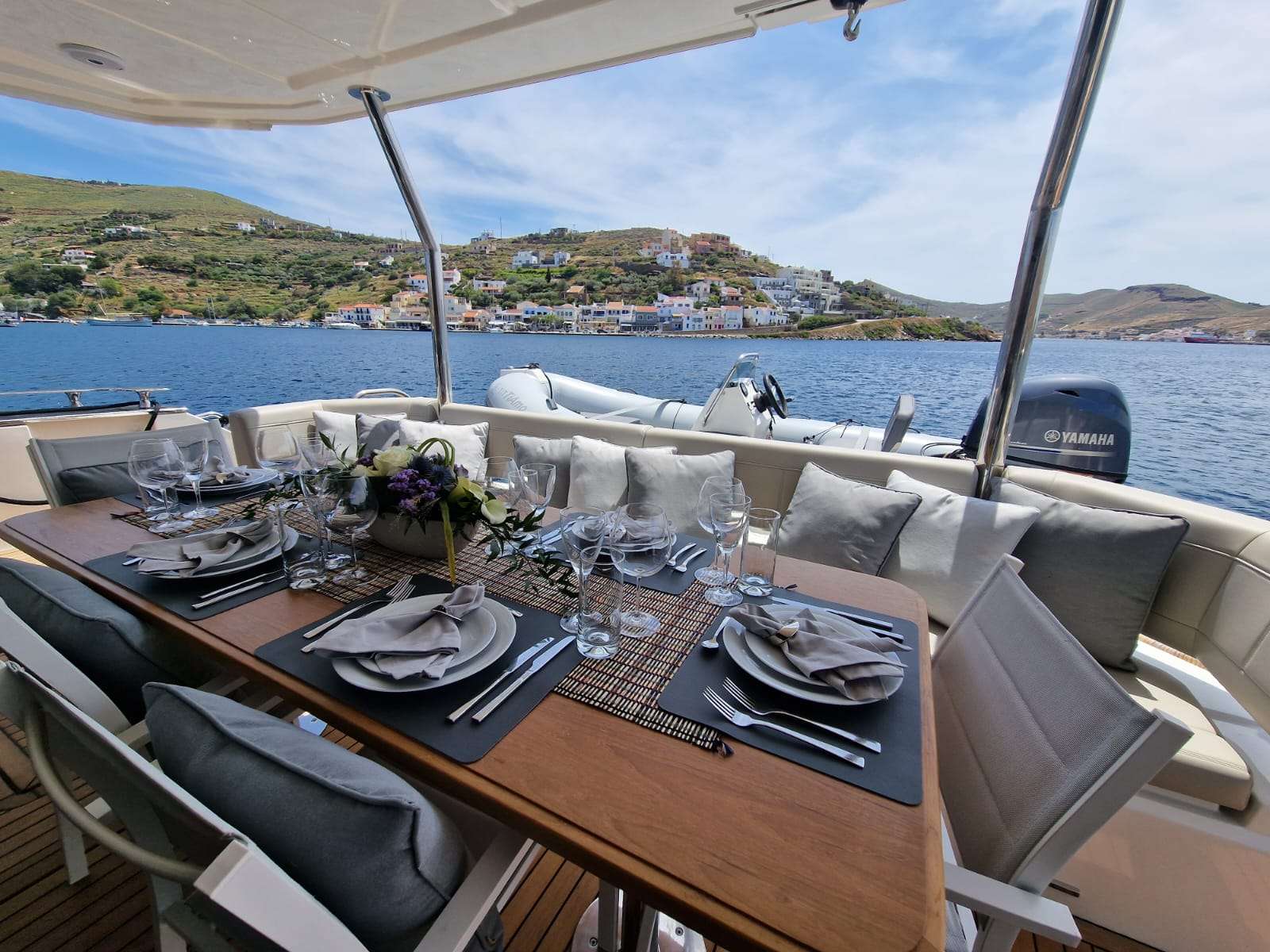 TIAMO Aquila 54 - alfresco dining set up