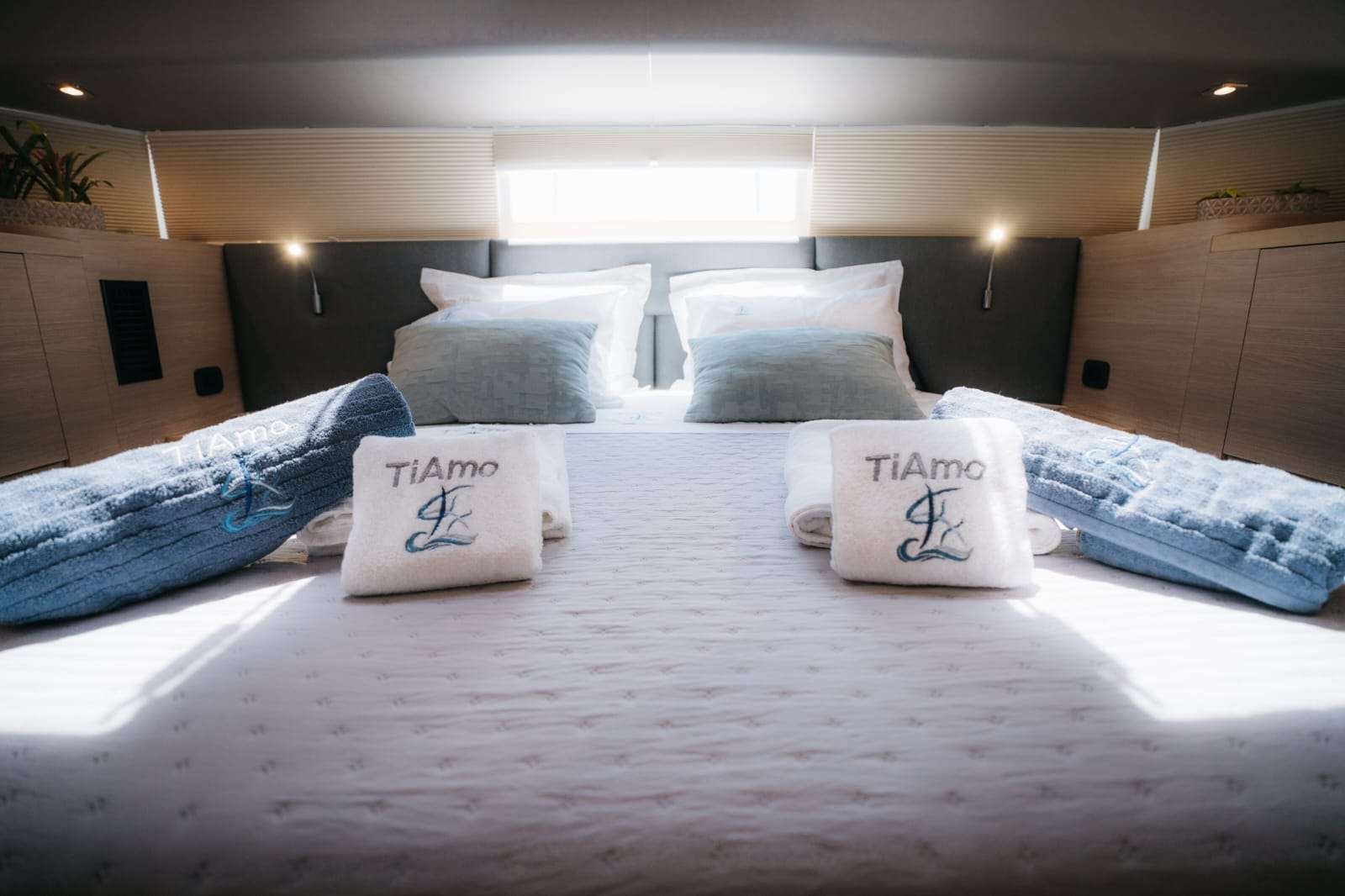 TIAMO Aquila 54 - master cabin bed