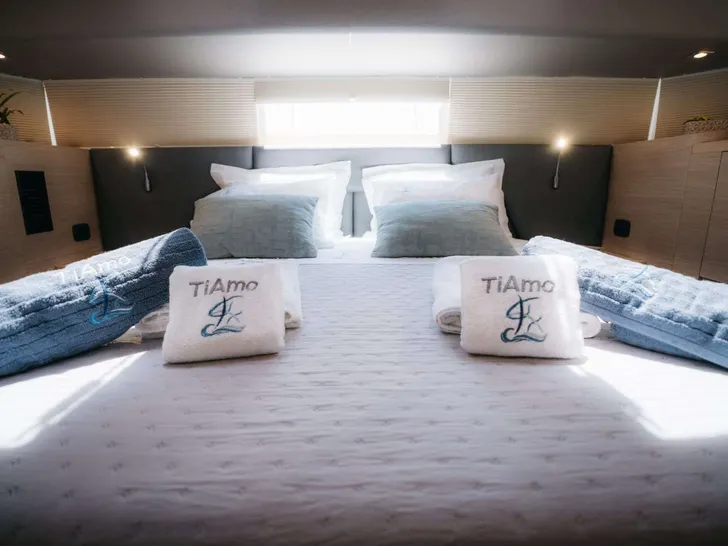 TIAMO Aquila 54 - master cabin bed TIAMO Aquila 54 - master cabin bed