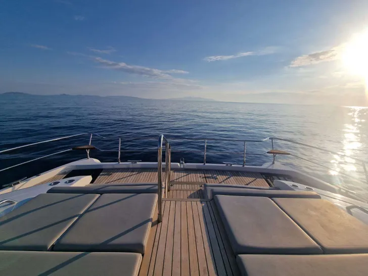 TIAMO Aquila 54 - foredeck sunbathing area TIAMO Aquila 54 - foredeck sunbathing area