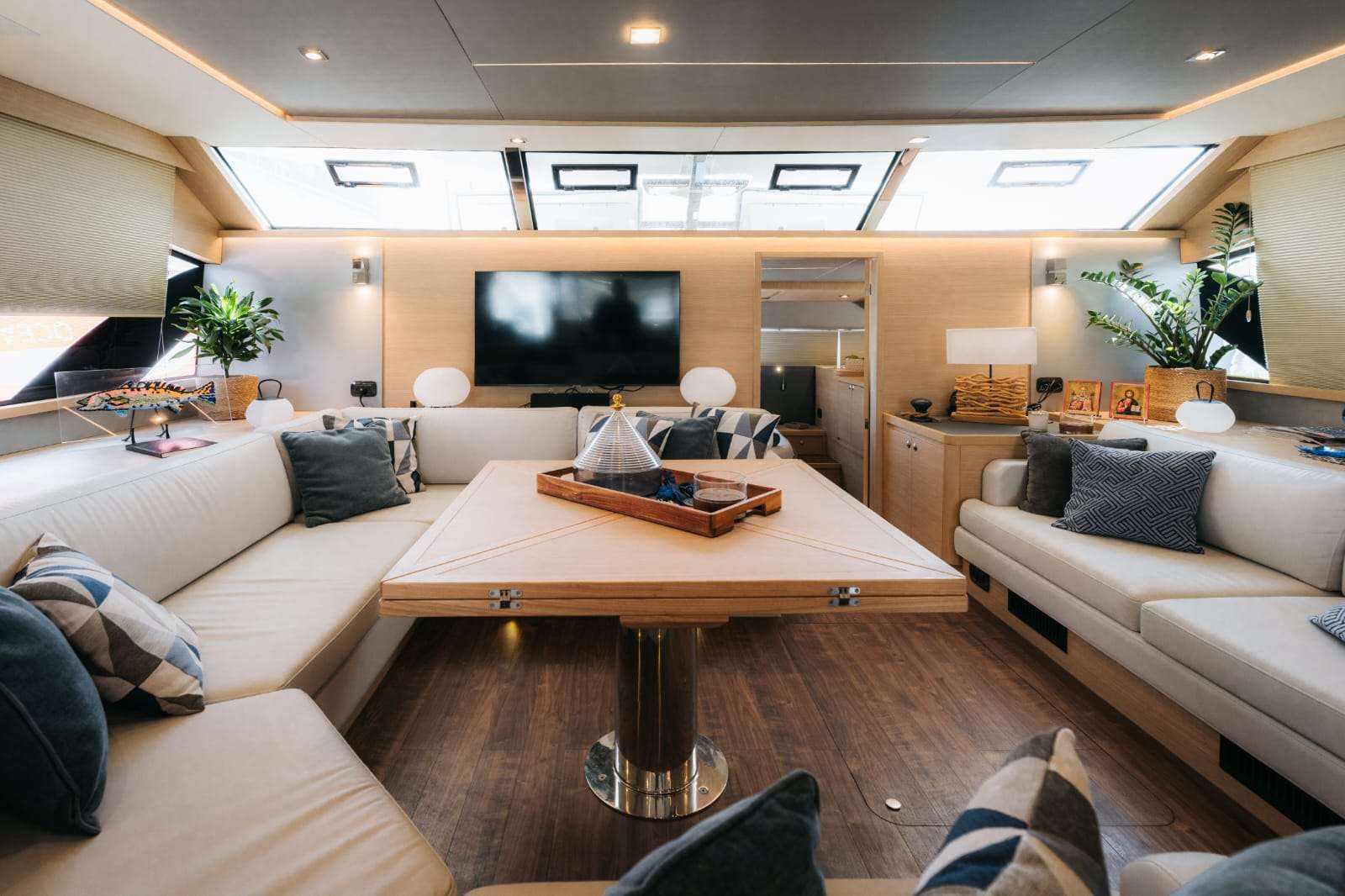 TIAMO Aquila 54 - saloon dining lounge