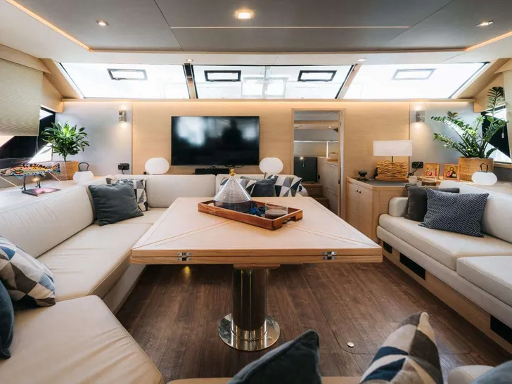 TIAMO Aquila 54 - saloon dining lounge TIAMO Aquila 54 - saloon dining lounge