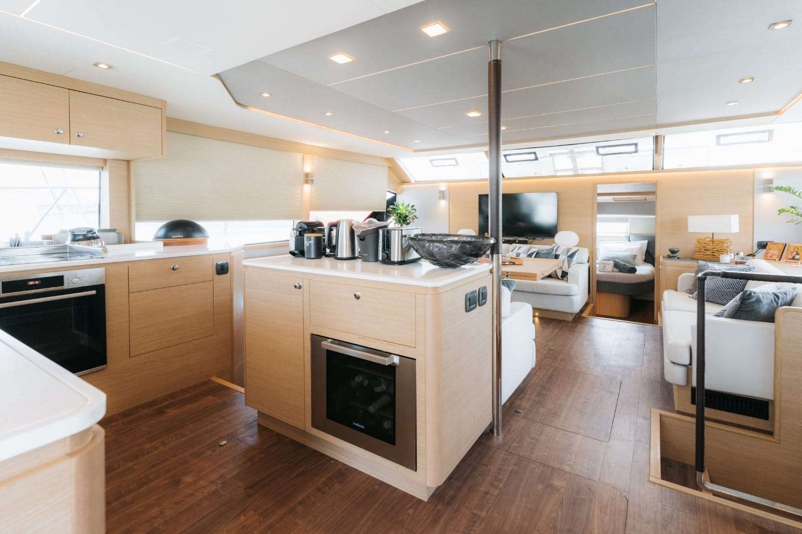 TIAMO Aquila 54 - galley