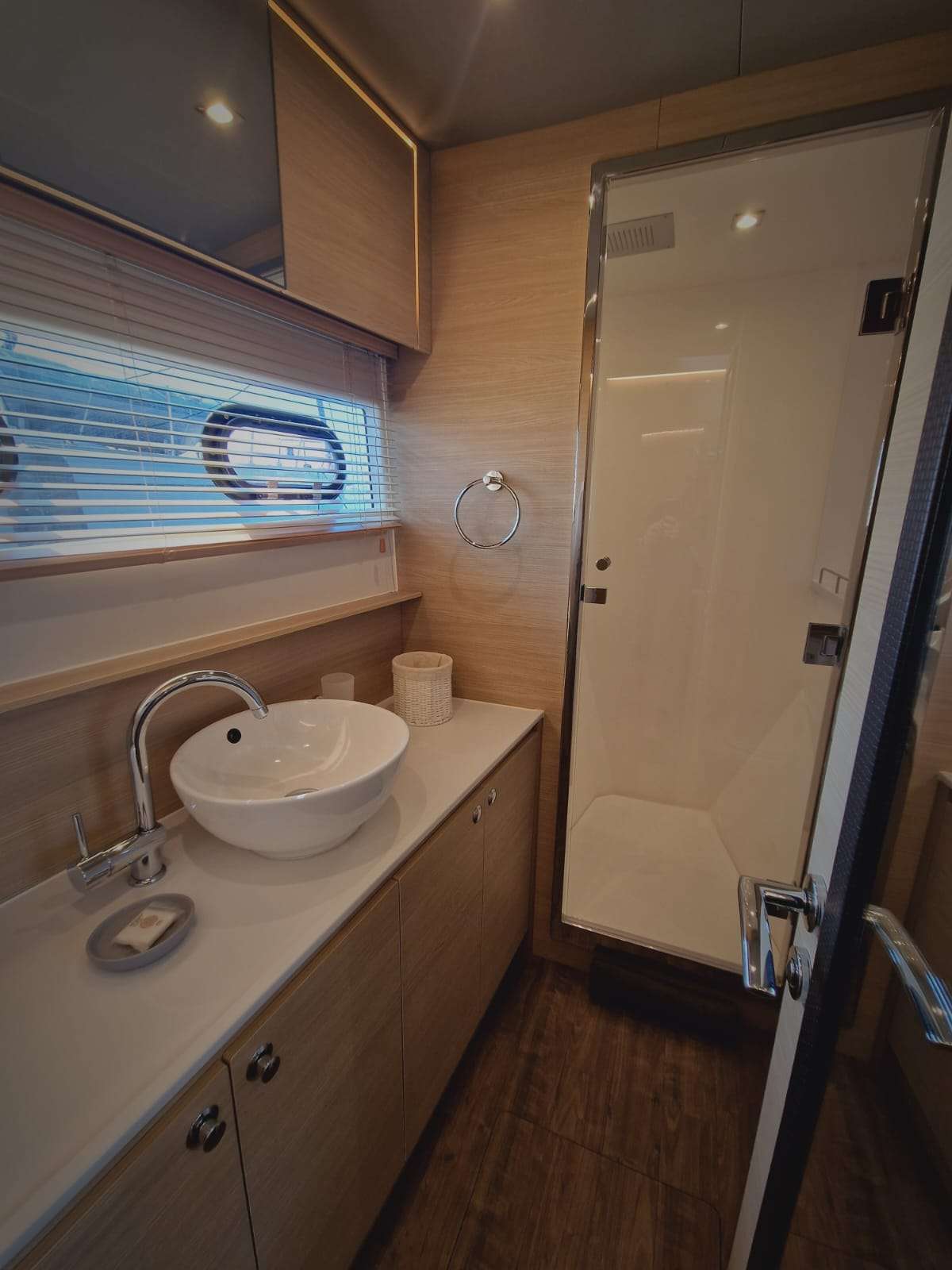 TIAMO Aquila 54 - master cabin bathroom