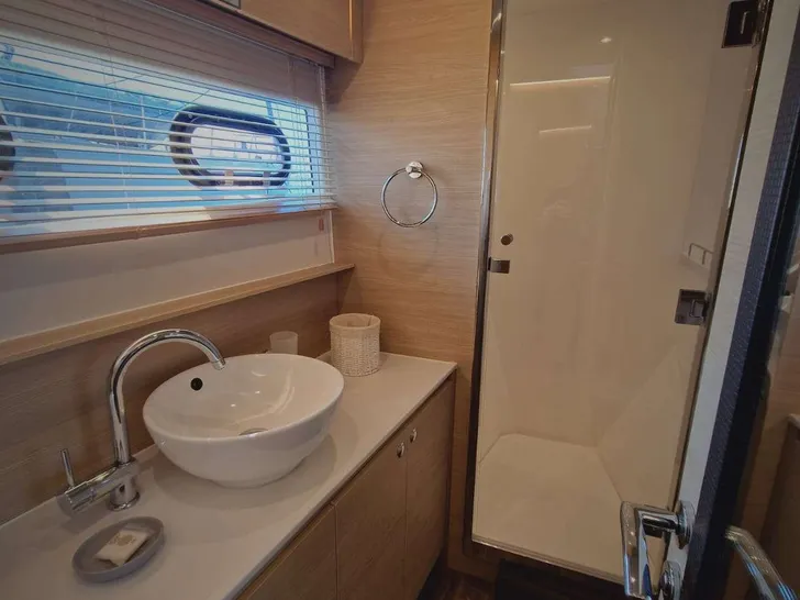TIAMO Aquila 54 - master cabin bathroom TIAMO Aquila 54 - master cabin bathroom
