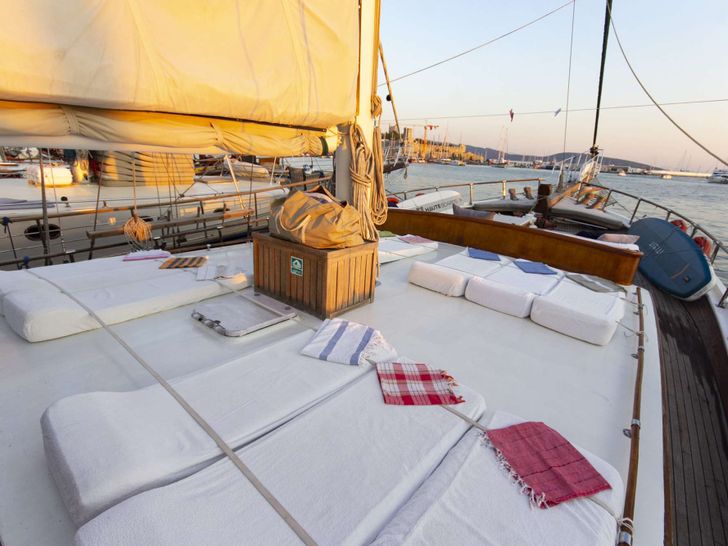 SERENAD - Main deck forward SERENAD - Main deck forward