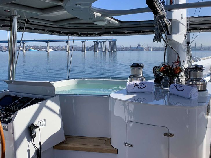 KAORI Heated seating,Sonos surround sound,enclosed to outdoor elements on the flybridge KAORI Heated seating,Sonos surround sound,enclosed to outdoor elements on the flybridge