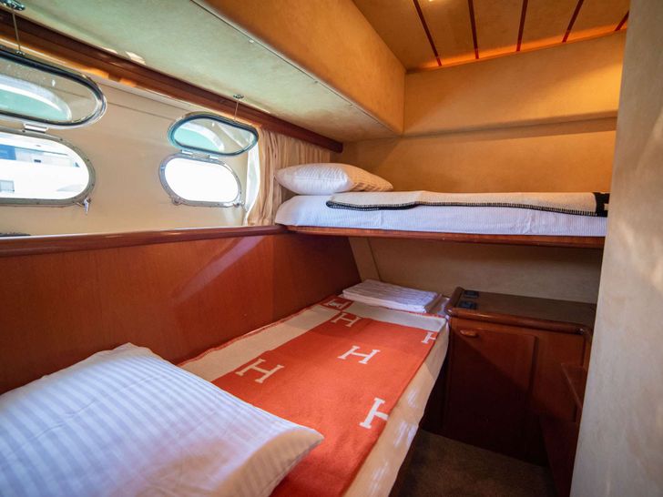 HURREM 22m Ferretti Motor Yacht Twin Cabin 2 HURREM 22m Ferretti Motor Yacht Twin Cabin 2