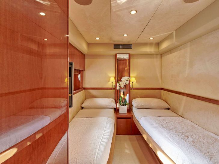 ESTIA ONE - Princess UK 70,twin cabin ESTIA ONE - Princess UK 70,twin cabin