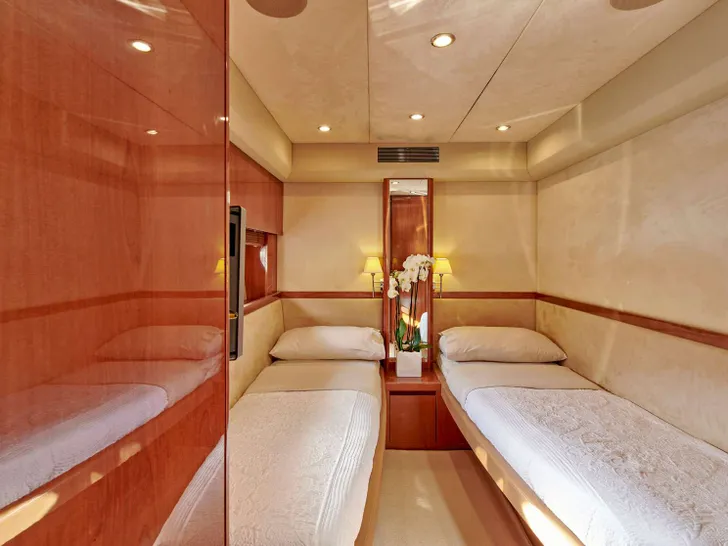 ALLY Princess V65 - twin cabin ALLY Princess V65 - twin cabin