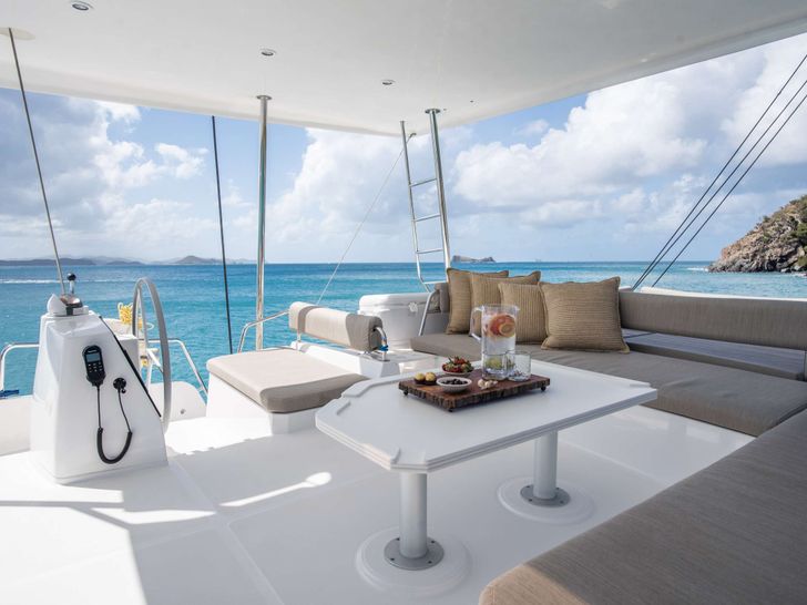 SERENITY 4.8 Bali 4.8 - flybridge seating SERENITY 4.8 Bali 4.8 - flybridge seating