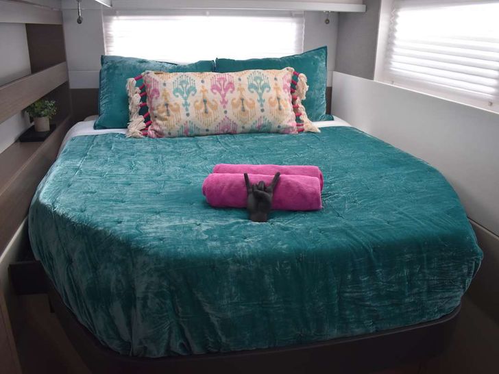 BELIEVEN - Leopard 42,Queen Cabin BELIEVEN - Leopard 42,Queen Cabin