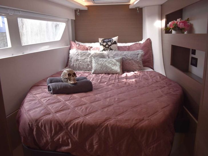 BELIEVEN - Leopard 42,Queen Cabin BELIEVEN - Leopard 42,Queen Cabin