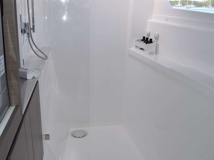 BELIEVEN - Leopard 42,Queen Cabin Shower BELIEVEN - Leopard 42,Queen Cabin Shower