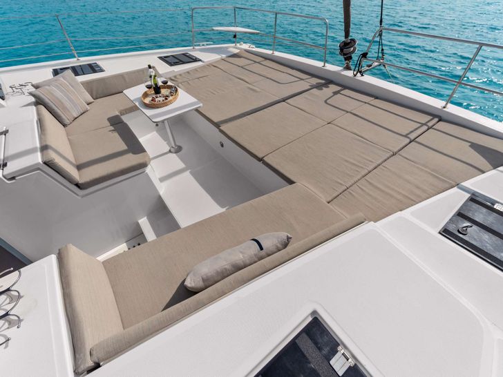 PENNY JO Bali 4.4 - foredeck bronzing area PENNY JO Bali 4.4 - foredeck bronzing area
