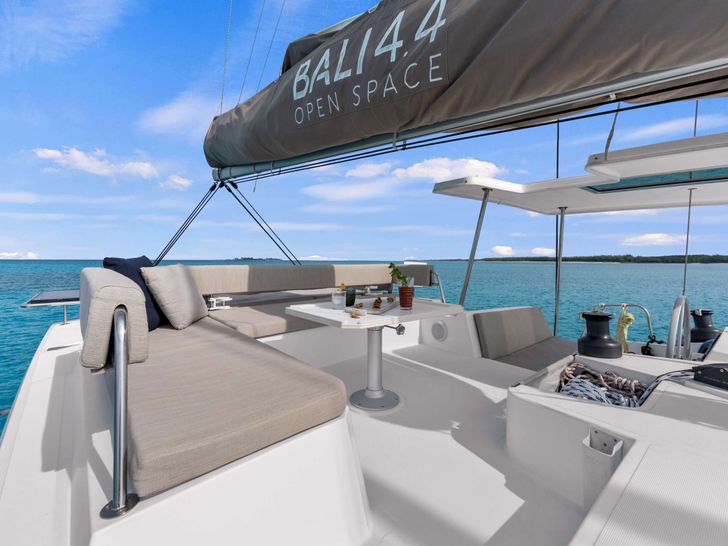 PENNY JO Bali 4.4 - flybridge seating PENNY JO Bali 4.4 - flybridge seating