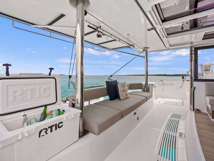 PENNY JO Bali 4.4 - flybridge aft seating with refrigerator PENNY JO Bali 4.4 - flybridge aft seating with refrigerator