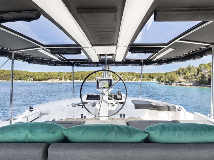 EMERALD GEMINI Lagoon 52 - flybridge helm EMERALD GEMINI Lagoon 52 - flybridge helm