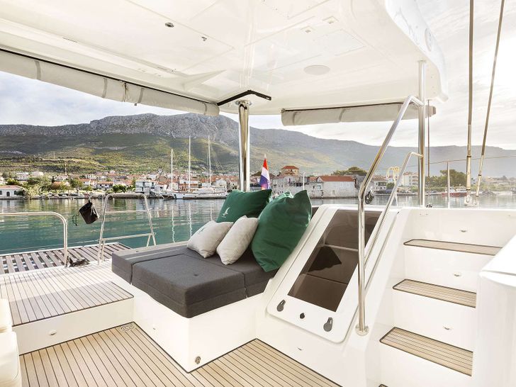 EMERALD GEMINI Lagoon 52 - flybridge seating EMERALD GEMINI Lagoon 52 - flybridge seating