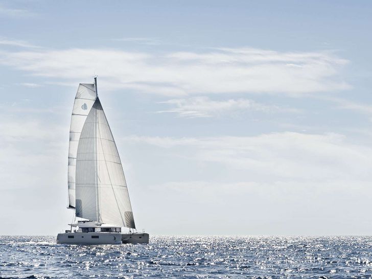 EMERALD GEMINI Lagoon 52 - sailing side profile EMERALD GEMINI Lagoon 52 - sailing side profile