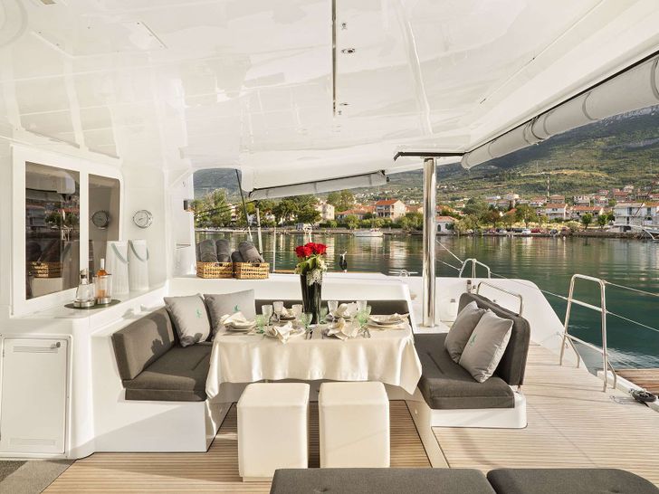 EMERALD GEMINI Lagoon 52 - aft deck alfresco dining area EMERALD GEMINI Lagoon 52 - aft deck alfresco dining area